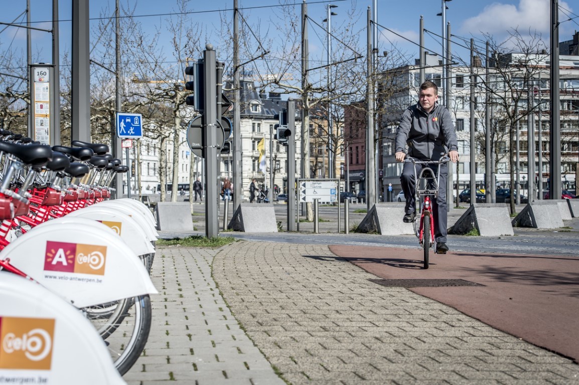 Parkeerwachter komt aan met een Velo-fiets Parkeerwachter komt aan met een Velo-fiets